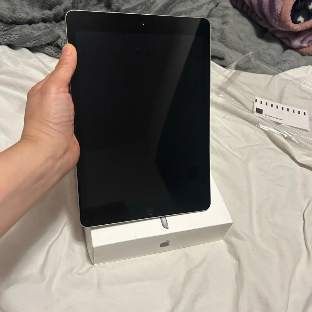 Apple iPad in Sleek Silver 32g 6G